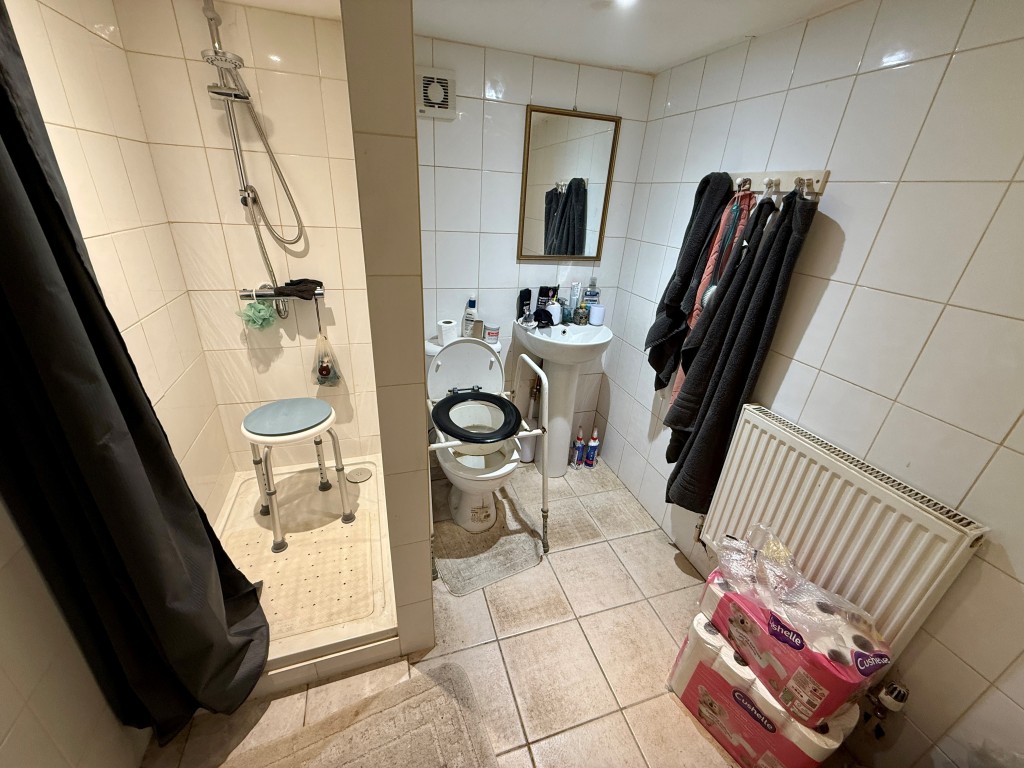 Lot: 88 - VACANT FOUR STOREY PROPERTY IN TOWN CENTRE - Basement - bathroom with W.C.